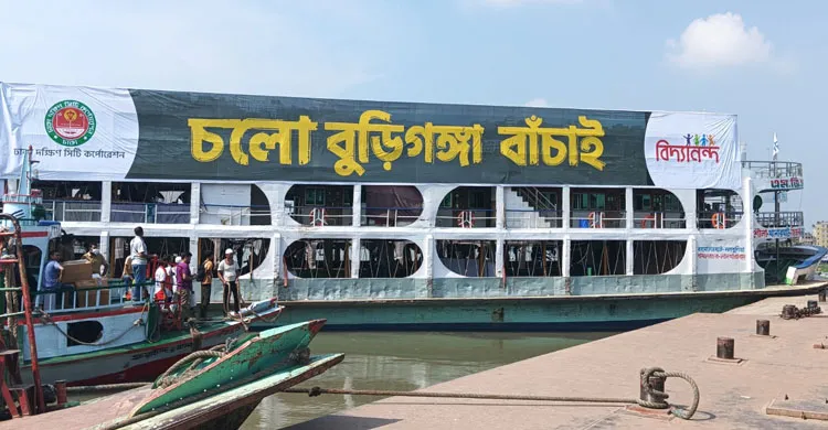 বর্জ্য দিলেই মিলবে নিত্যপণ্য, বুড়িগঙ্গায় চালু ভাসমান বাজার