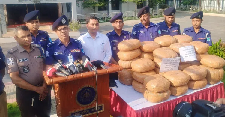 ৮৮ কেজি গাঁজা নিয়ে ধরা পড়ল নারী
