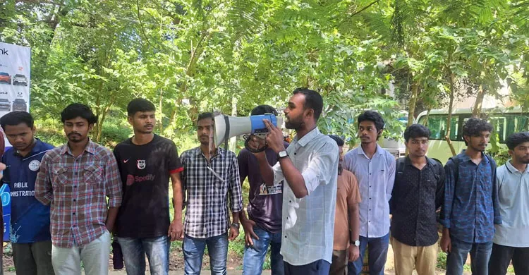 অপ্রতিমের হত্যাকাণ্ডে পুলিশের প্রেস ব্রিফিংকে ‘প্রহসনমূলক’ দাবি করে শিক্ষার্থীদের ফের মানববন্ধন