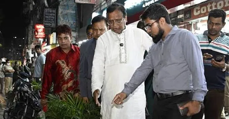 রাজধানীর সড়কে ময়লা, ধানমন্ডি-মিরপুর রোড পরিদর্শনে ডিএসসিসি প্রশাসক