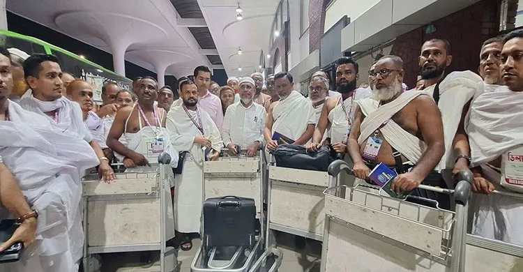 নিজ অর্থায়নে ৪৭ নেতাকর্মীকে ওমরাহ পালনে পাঠালেন বাবর