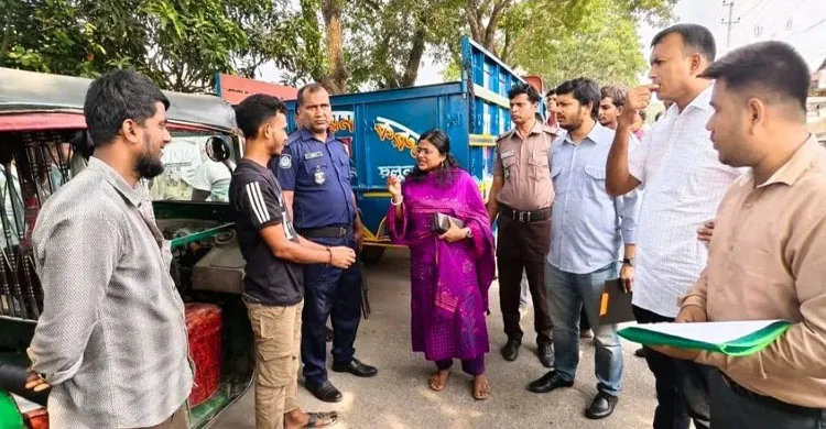 করিমগঞ্জে ২ হাজার কেজি অবৈধ পলিথিনসহ কাভার্ডভ্যান আটক, ৫ হাজার টাকা জরিমানা