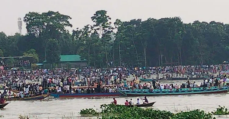 মানিকগঞ্জে কালিগঙ্গায় ঐতিহ্যবাহী নৌকা বাইচ: লাখো  জনতার ঢল