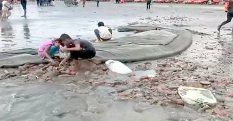 কুয়াকাটা সৈকতে বেলাভূমি অসংখ্য কংক্রিট টুকরো, ইট, পাথর ভোগান্তি শেষ নেই