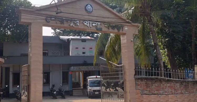 স্কুলে যাওয়ার পথে স্কুলছাত্রীকে তুলে নেওয়ার অভিযোগ