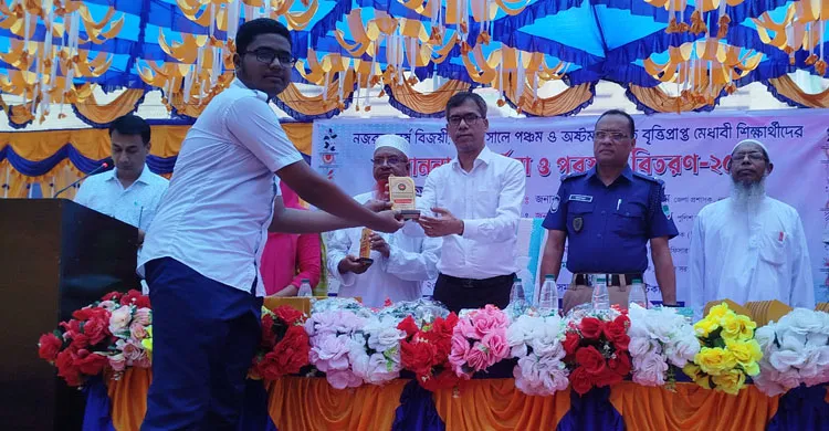 নড়াইলে কৃতি শিক্ষার্থীদের সংবর্ধনা