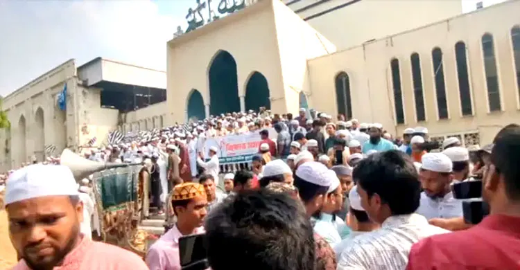 জুমার পর বায়তুল মোকাররমে খতিবের পক্ষে ও জামায়াতবিরোধী বিক্ষোভ