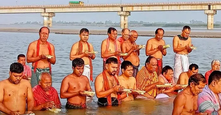 মহালয়ায় ধরলার তীরে পূর্বপুরুষদের স্মরণে ‘পিতৃ দর্পণ’