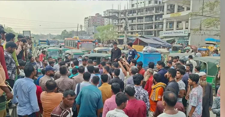 মোহাম্মদপুর চার রাস্তার মোড়ে অটোরিকশা চালকদের সড়ক অবরোধ
