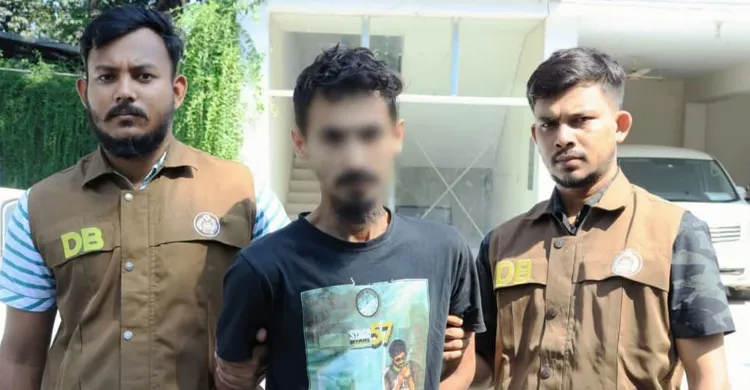 নরসিংদীতে পৃথক অভিযানে দুইজন গ্রেফতার অস্ত্র ও গুলি উদ্ধার