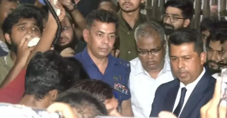 চুয়েটে না ফেরার শর্তে পুলিশি পাহারায় ক্যাম্পাস ছাড়লেন ভিসি