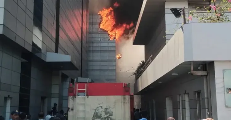 টঙ্গীতে ড্রাগ ইন্টারন্যাশনালের ওষুধ কারখানায় ভয়াবহ আগুন