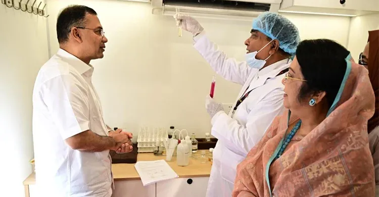 নিরাপদ খাদ্য পরীক্ষার ভ্রাম্যমাণ ল্যাব পরিদর্শন করলেন প্রধানমন্ত্রী