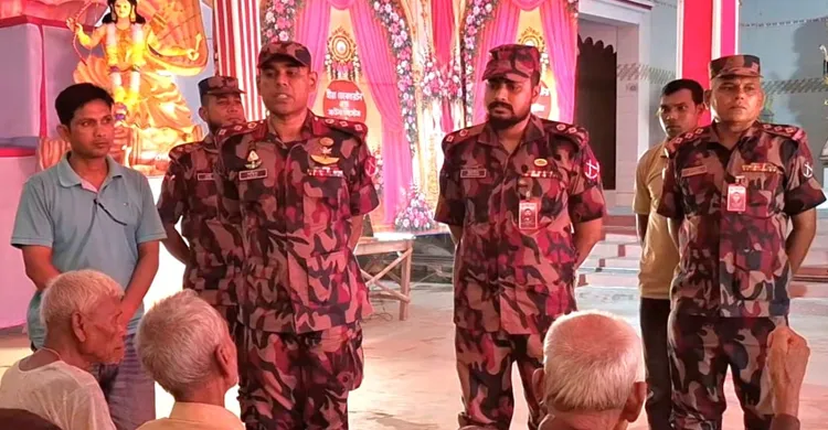 জয়পুরহাটে শারদীয় দুর্গোৎসব ঘিরে বিজিবির কড়া নিরাপত্তা: মণ্ডপ পরিদর্শনে ২০ বিজিবি অধিনায়ক