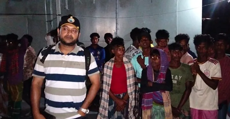 নিষেধাজ্ঞা অমান্যে ৩৪ জেলে আটক, ২ মণ ইলিশ এতিমখানায়