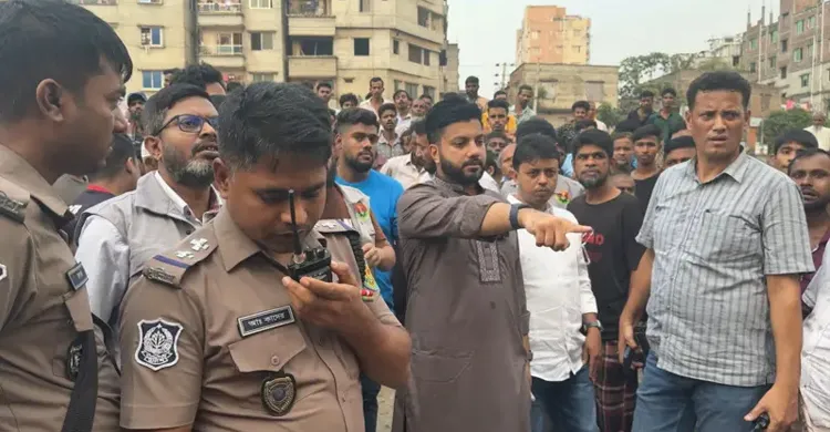 প্রকাশ্যে অস্ত্র প্রদর্শন, ইশরাককে ঘিরে নানা প্রশ্ন