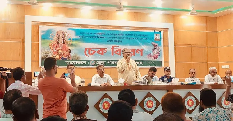 গফরগাঁওয়ে দুর্গাপূজা উপলক্ষে অসচ্ছল সনাতন ধর্মাবলম্বীদের মাঝে আর্থিক সহায়তার চেক বিতরণ