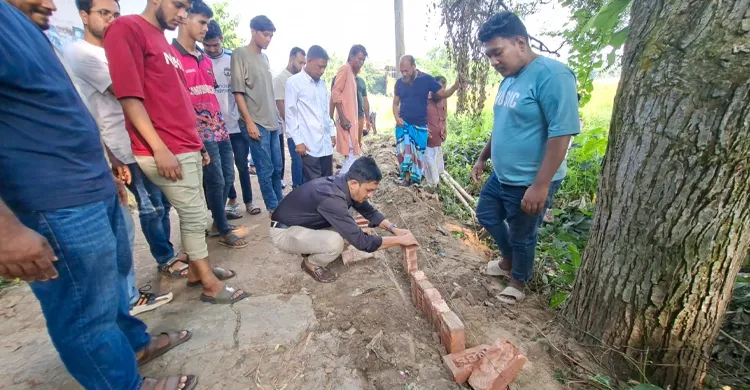 রূপগঞ্জ সদর ইউনিয়নে নিজ অর্থায়নে রাস্তা সংস্কার করছেন চেয়ারম্যান পদপ্রার্থী আবু মাসুম