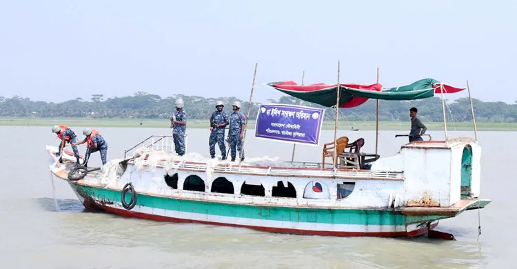 মা ইলিশ সংরক্ষণে বরিশালে নৌবাহিনীর অভিযান