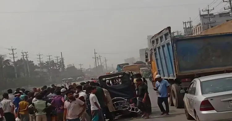 রূপগঞ্জে কাভার্ড ভ্যানের ধাক্কায় নিহত ২, আহত আরও ৩