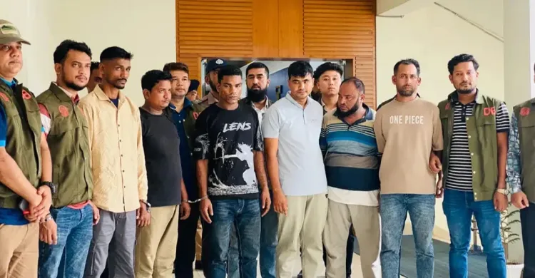 অপহরণের ঘটনায় গ্রেপ্তার ছয় আসামিকে নিয়ে দাঁড়িয়ে আছেন পুলিশ সদস্যরা। ছবিঃ সংগৃহীত
