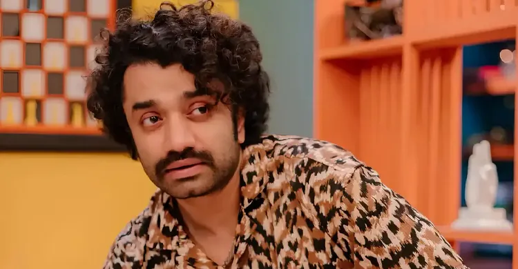 নীরবতা ভেঙে রহস্য বাড়ালেন পাভেল