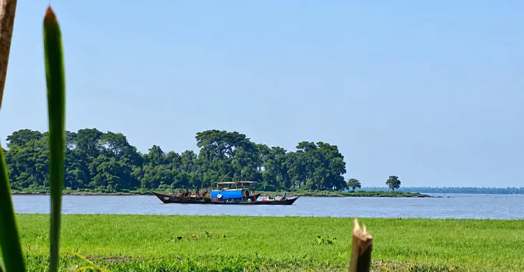 বাউফলে মা ইলিশ রক্ষার অভিযানে নৌ পুলিশের বিরুদ্ধে লাখ লাখ টাকা বাণিজ্যের অভিযোগ