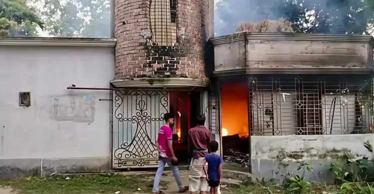 ছাত্রীকে যৌন হয়রানির অভিযোগ, ক্ষুব্ধ স্থানীয়দের আগুনে পুড়ল মহিলা মাদ্রাসা