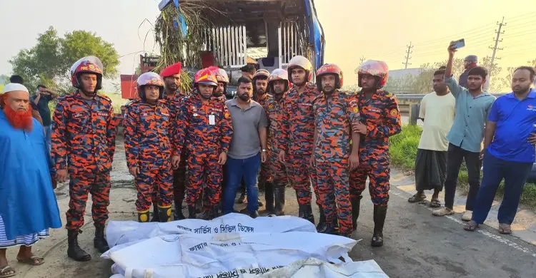 ঢাকা-মাওয়া এক্সপ্রেসওয়েতে বাস খাদে পড়ে নিহত ৩, আহত ১৬