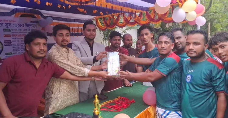 পাকুন্দিয়ায় ‘মাদক ছেড়ে খেলতে চল’ স্লোগানে মিনি ফুটবল টুর্নামেন্টের ফাইনাল খেলা অনুষ্ঠিত