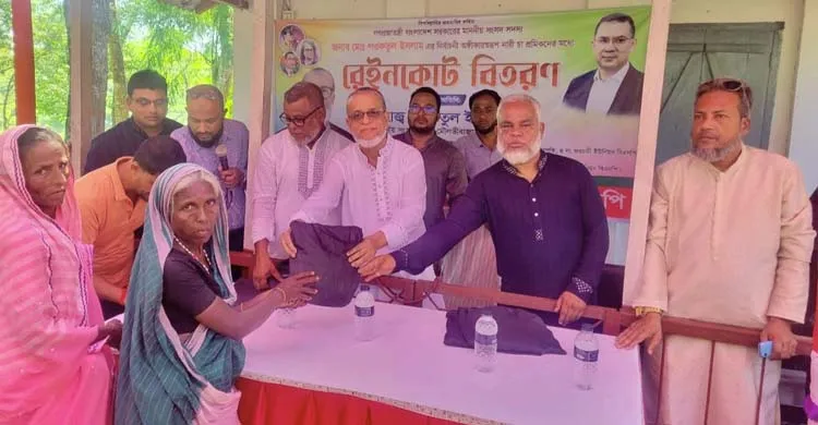 নির্বাচনী ওয়াদা পূরণে কুলাউড়ায় ৫৩৩ চা শ্রমিককে রেইনকোট দিলেন এমপি