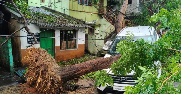 উপকূলে ঘূর্ণিঝড় অর্ণবের আঘাত, ১ লাখ ৮০ হাজার মানুষ আশ্রয়কেন্দ্রে